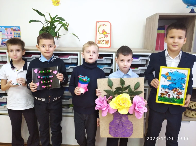 Сегодня занятия внеурочной деятельности «Разговоры о важном» посвящены светлому празднику - Дню матери и взаимоотношениям в семье.